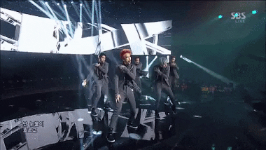 Những tiết mục thảm họa của Inkigayo: BTS và EXO bị hại cũng không bằng boygroup bị bắt cầm… gạch lên sân khấu! - Ảnh 11.