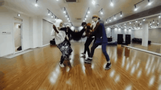 Những vũ đạo nguy hiểm bậc nhất Kpop: Khi sự an to&agrave;n của bản th&acirc;n đặt trọn v&agrave;o c&aacute;c th&agrave;nh vi&ecirc;n kh&aacute;c - Ảnh 10.