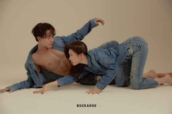 Bộ ảnh quảng cáo gây tranh cãi của mỹ nhân Sunmi và nam vũ công 6 múi nóng bỏng: Muốn đỏ mặt vì kiểu tạo dáng! - Ảnh 3.