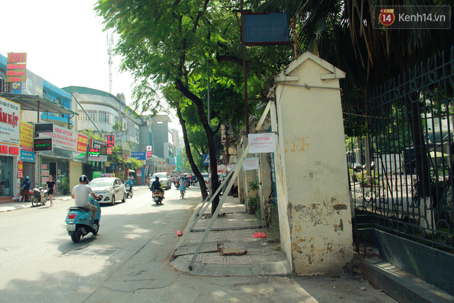 Hà Nội: Người dân vô tư ngồi bán hàng, trú nắng dưới bức tường rào sắp đổ sập của nhà khách La Thành - Ảnh 1.