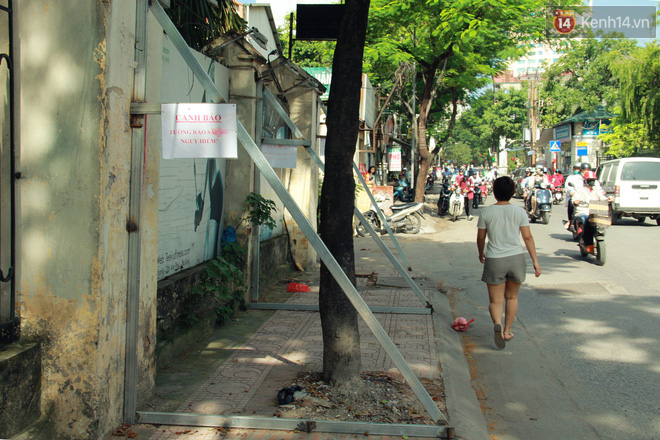 Hà Nội: Người dân vô tư ngồi bán hàng, trú nắng dưới bức tường rào sắp đổ sập của nhà khách La Thành - Ảnh 15.