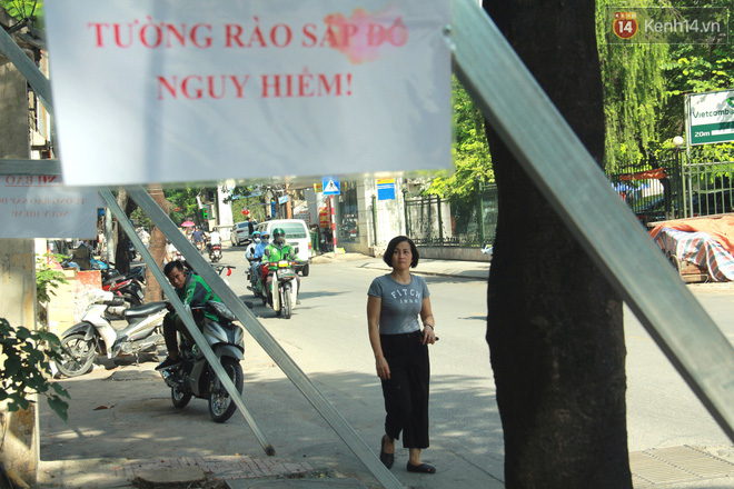 Hà Nội: Người dân vô tư ngồi bán hàng, trú nắng dưới bức tường rào sắp đổ sập của nhà khách La Thành - Ảnh 3.