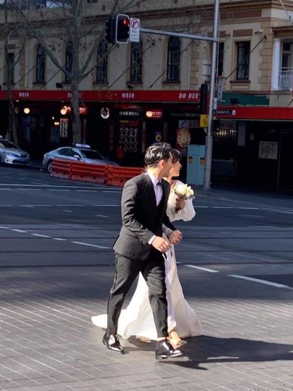 Bắt gặp Ông Cao Thắng và Đông Nhi chụp ảnh cưới trên đường phố Sydney, đám cưới đang đến rất gần? - Ảnh 2.