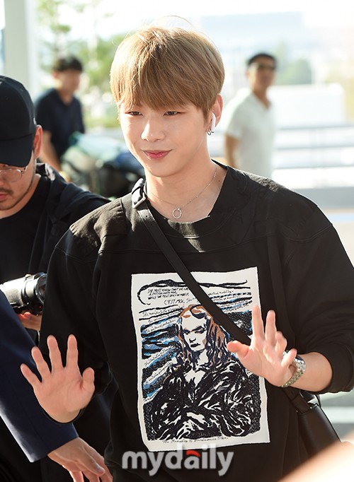 Center quốc dân Kang Daniel lần đầu lộ diện hậu hẹn hò mỹ nhân TWICE, thái độ và ngoại hình gây bất ngờ - Ảnh 9.