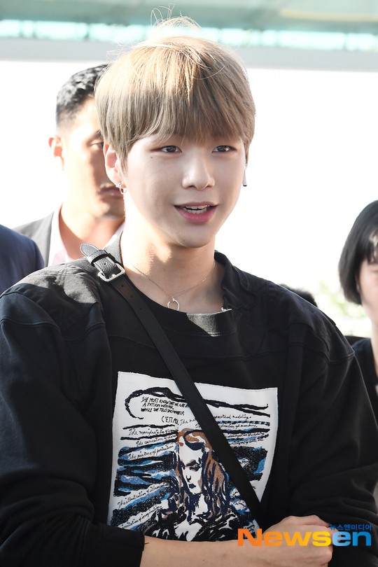 Center quốc dân Kang Daniel lần đầu lộ diện hậu hẹn hò mỹ nhân TWICE, thái độ và ngoại hình gây bất ngờ - Ảnh 10.