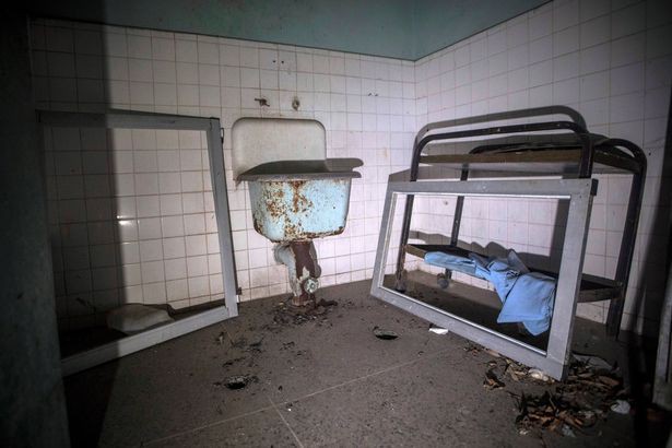 Địa ngục trần gian bên trong bệnh viện tâm thần ở Venezuela: Bệnh nhân nằm la liệt, bị bỏ mặc trong căn phòng ngập phân và rác thải - Ảnh 3.