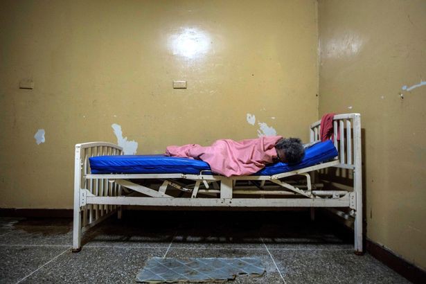 Địa ngục trần gian bên trong bệnh viện tâm thần ở Venezuela: Bệnh nhân nằm la liệt, bị bỏ mặc trong căn phòng ngập phân và rác thải - Ảnh 5.