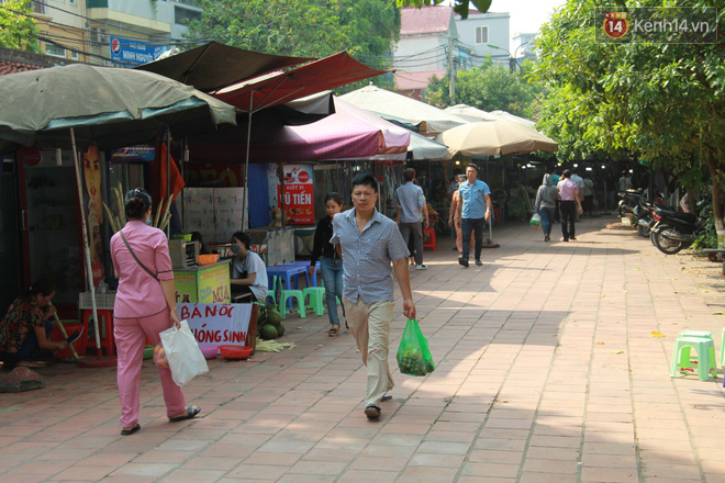 Hà Nội: Phủ Tây Hồ tấp nập người dân đến cầu bình an nhân ngày rằm tháng Bảy - Ảnh 2.