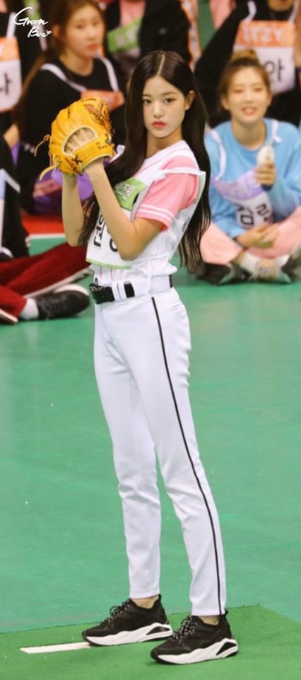 Center 15 tuổi của IZ*ONE gây sốt vì thân hình chuẩn từng cm tại đại hội thể thao Idol - Ảnh 4.