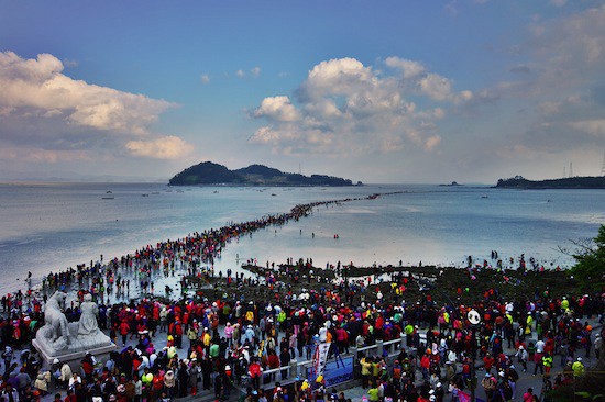 Đến hẹn lại lên: Con đường giữa biển Hàn Quốc 2 năm mới xuất hiện 1 lần, kỳ bí như vậy nhưng người dân vẫn thản nhiên… ăn mừng - Ảnh 4.