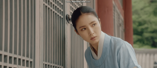Tân Binh Sử Học Goo Hae Ryung: Shin Se Kyung lén lút làm bậy nhưng gương mặt phản chủ đã tố giác tất cả - Ảnh 11.