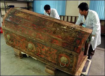 Phát hiện hài cốt nữ nhân đội vương miện trong lăng mộ cổ nghìn năm ở Trung Quốc, chuyên gia khảo cổ đau đầu suy đoán danh tính và nguyên nhân qua đời - Ảnh 1.