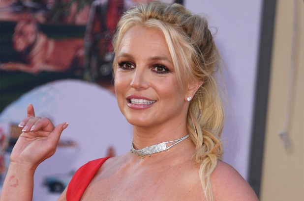 Đừng khinh thường chị Bích Nụ: Bị chê nghiện hàng giá rẻ, Britney Spears khoe ngay giày xịn giá trăm triệu nhưng không thèm đi - Ảnh 2.