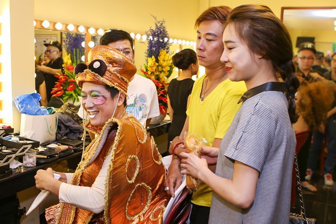 Nh&atilde; Phương lặn lội đến phim trường thăm Trường Giang, đ&ocirc;i nghệ sĩ hạnh ph&uacute;c như vợ chồng son sau 1 năm cưới - Ảnh 3.