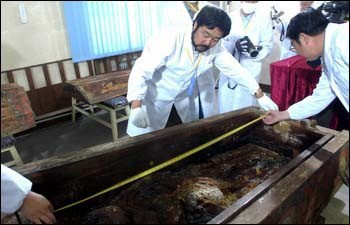 Phát hiện hài cốt nữ nhân đội vương miện trong lăng mộ cổ nghìn năm ở Trung Quốc, chuyên gia khảo cổ đau đầu suy đoán danh tính và nguyên nhân qua đời - Ảnh 3.