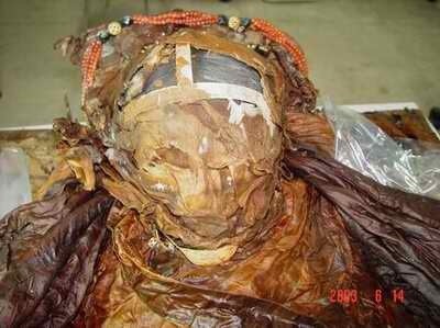 Phát hiện hài cốt nữ nhân đội vương miện trong lăng mộ cổ nghìn năm ở Trung Quốc, chuyên gia khảo cổ đau đầu suy đoán danh tính và nguyên nhân qua đời - Ảnh 4.