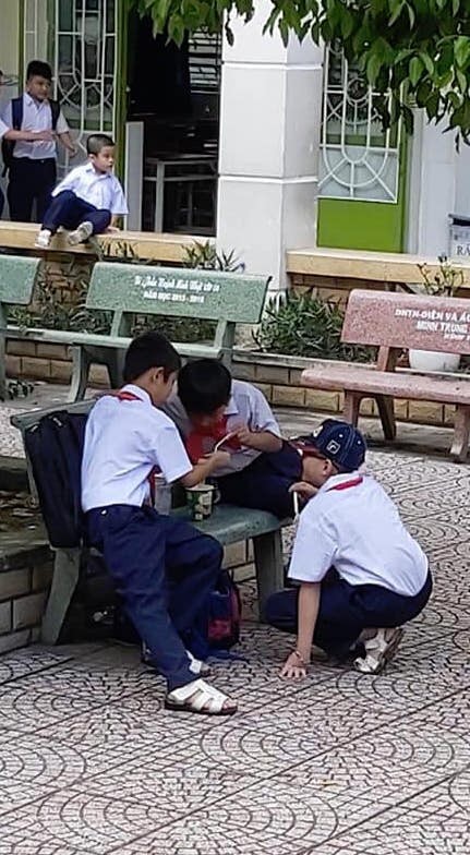 Khoảnh khắc đáng yêu nhất ngày: 3 cậu học sinh chia nhau ly mỳ ở ghế đá, tình anh em chí cốt đẹp đến thế là cùng - Ảnh 1.