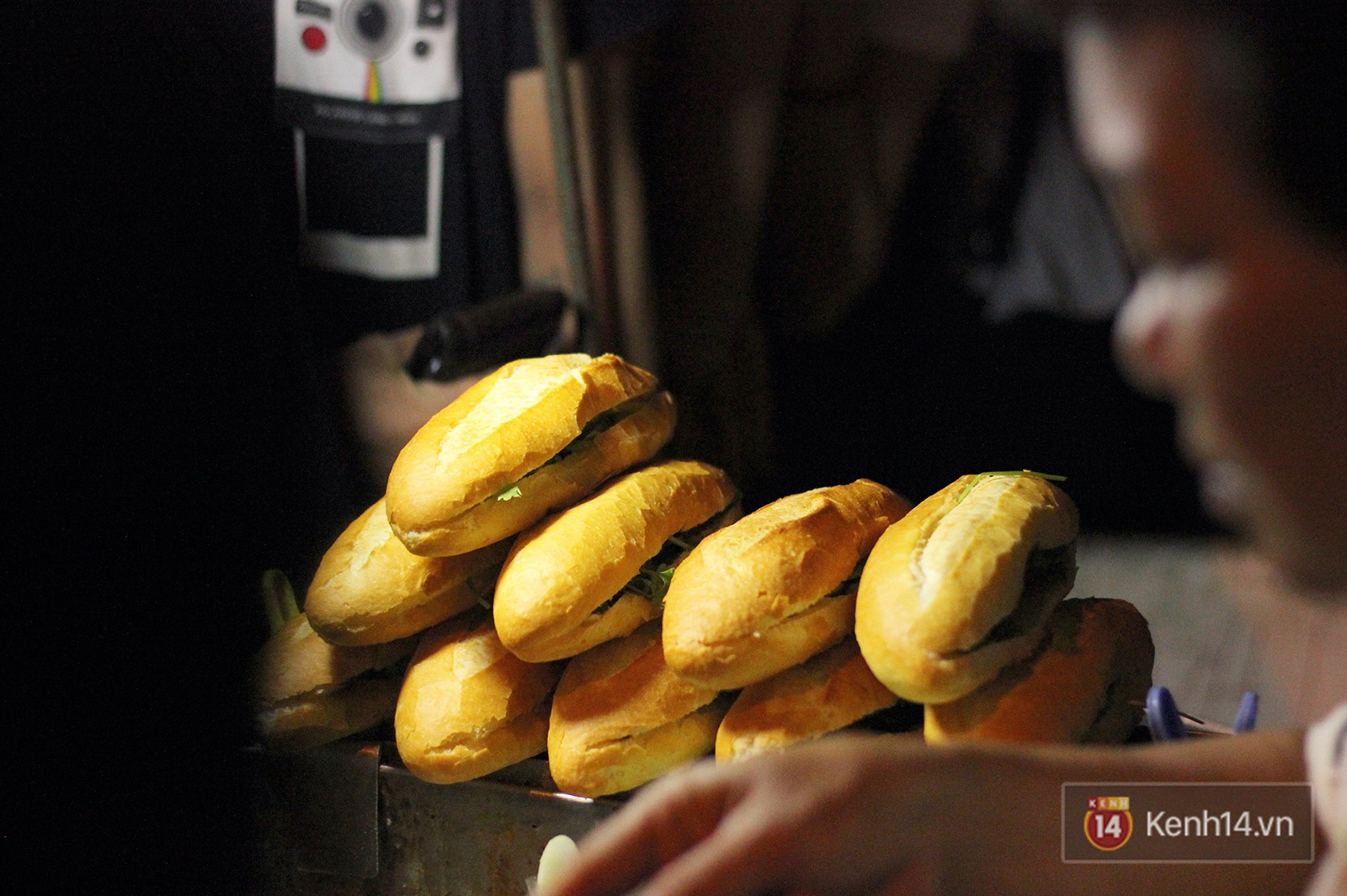 B&aacute;nh m&igrave; d&acirc;n tổ c&oacute; g&igrave; b&ecirc;n trong m&agrave; cả đo&agrave;n người chấp nhận xếp h&agrave;ng l&uacute;c 3h s&aacute;ng để chờ mua? - Ảnh 8.