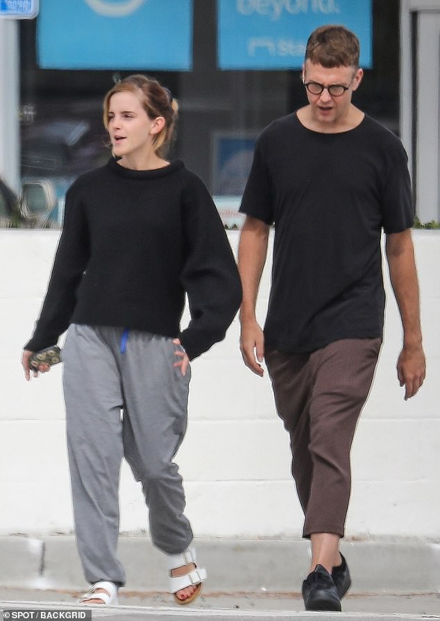 Emma Watson tự tin để mặt mộc dạo phố, nhan sắc lên hương sau thời gian dài xuống sắc gây chú ý lớn - Ảnh 2.
