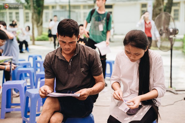 Cay mắt cảnh mẹ và con trai ngồi ăn cơm ngay giữa sân trường trong ngày đưa con đi nhập học - Ảnh 3.