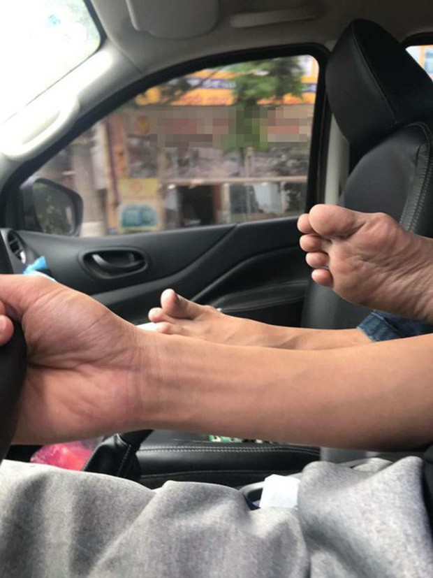 Ảnh k&eacute;m sang: Nữ h&agrave;nh kh&aacute;ch nằm ngửa tr&ecirc;n ghế m&aacute;y bay, khoe nguy&ecirc;n cặp gi&ograve; về ph&iacute;a người ngồi cạnh - Ảnh 5.