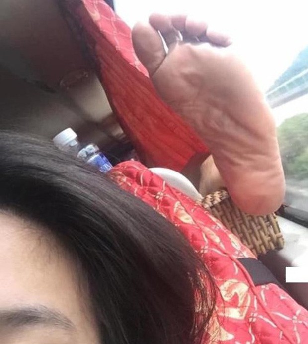 Ảnh k&eacute;m sang: Nữ h&agrave;nh kh&aacute;ch nằm ngửa tr&ecirc;n ghế m&aacute;y bay, khoe nguy&ecirc;n cặp gi&ograve; về ph&iacute;a người ngồi cạnh - Ảnh 3.