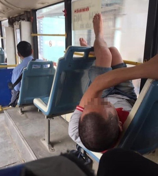 Ảnh k&eacute;m sang: Nữ h&agrave;nh kh&aacute;ch nằm ngửa tr&ecirc;n ghế m&aacute;y bay, khoe nguy&ecirc;n cặp gi&ograve; về ph&iacute;a người ngồi cạnh - Ảnh 6.