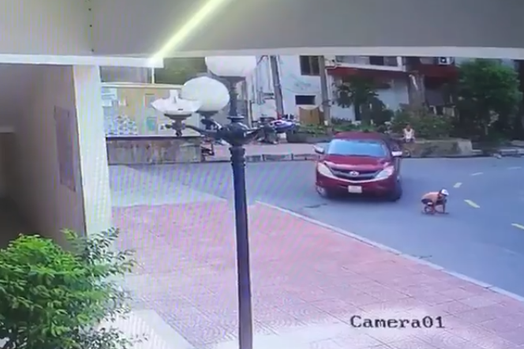 Clip: B&eacute; trai chơi dưới l&ograve;ng đường bị xe b&aacute;n tải t&ocirc;ng tr&uacute;ng, cuốn v&agrave;o gầm rồi k&eacute;o l&ecirc; nhiều m&eacute;t - Ảnh 3.