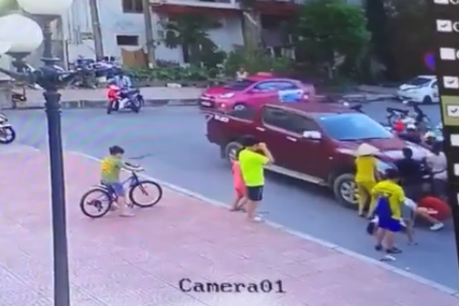 Clip: B&eacute; trai chơi dưới l&ograve;ng đường bị xe b&aacute;n tải t&ocirc;ng tr&uacute;ng, cuốn v&agrave;o gầm rồi k&eacute;o l&ecirc; nhiều m&eacute;t - Ảnh 4.