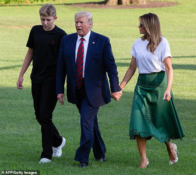 Tổng thống Trump nắm tay vợ đầy tình cảm sau kì nghỉ hè nhưng cậu út Barron lại chiếm spotlight với ngoại hình khác lạ - Ảnh 4.