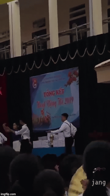 Dân mạng cười bò với video cả đoàn nhảy…