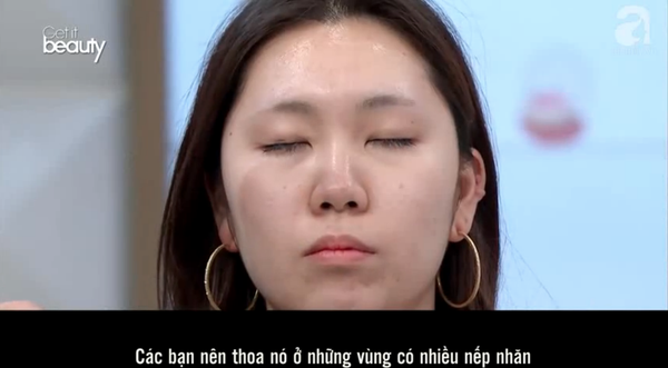 Mẹo hay &iacute;t ai biết khi d&ugrave;ng kem mắt: B&ocirc;i theo h&igrave;nh chữ S vừa n&acirc;ng cơ lại gi&uacute;p khu&ocirc;n mặt trẻ ra v&agrave;i tuổi - Ảnh 1.