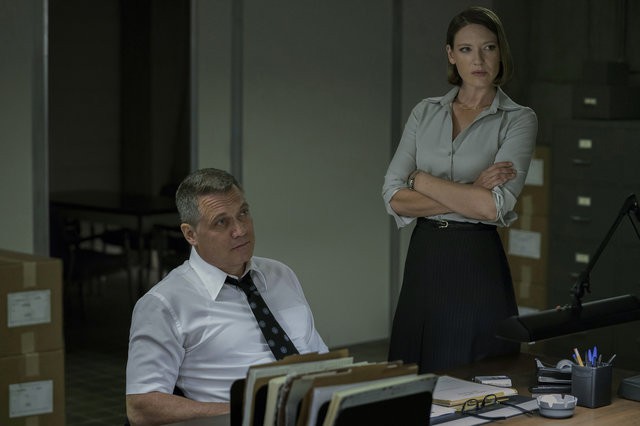 Mindhunter 2: Bù đầu đi bắt tội phạm nhưng chị cảnh sát vẫn đủ rảnh để cua bạn gái? - Ảnh 5.