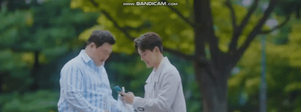 5 khoảnh khắc cưng muốn xỉu của quản l&iacute; Yeo Jin Goo (Hotel Del Luna): Hết &ldquo;c&agrave; khịa&rdquo; CEO đến h&aacute;t Bầy-bị-Shark dỗ ma nhi đồng - Ảnh 11.