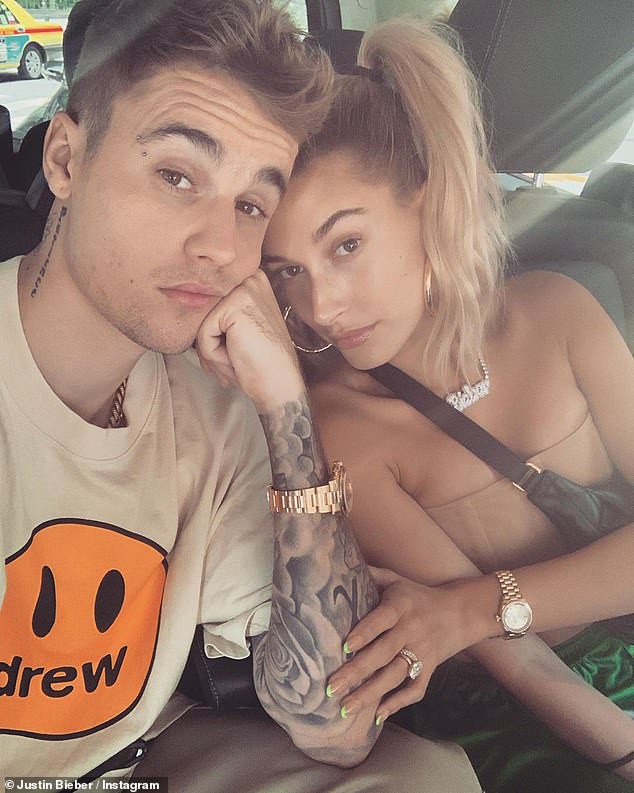 Lâu lắm mới thấy Justin Bieber tút tát đẹp trai bất ngờ, chụp hình cùng Hailey Baldwin để mặt mộc cũng xinh không kém - Ảnh 1.