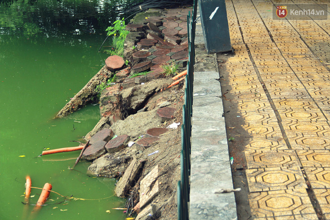 Bờ kè Hồ Gươm sụt lún mạnh được dựng rào sắt cảnh báo để đảm bảo an toàn - Ảnh 4.