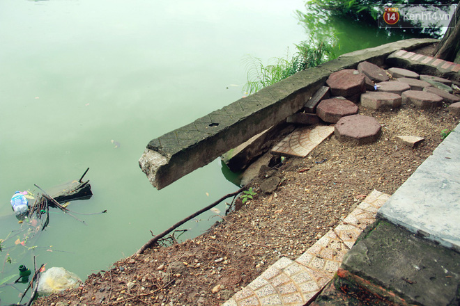 Bờ kè Hồ Gươm sụt lún mạnh được dựng rào sắt cảnh báo để đảm bảo an toàn - Ảnh 9.