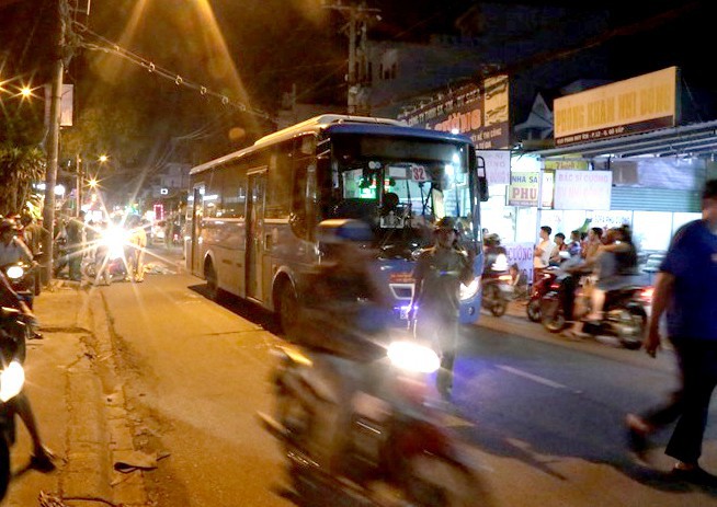 Xe bu&yacute;t g&acirc;y tai nạn thương t&acirc;m trước cửa h&agrave;ng tiện lợi - Ảnh 1.