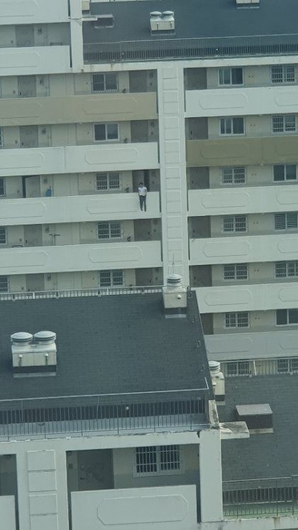 Bức ảnh chụp khoảnh khắc nam thanh niên nhảy lầu tự tử khiến dân mạng Hàn Quốc đứng tim nhưng sự thật hóa ra rất bất ngờ - Ảnh 1.