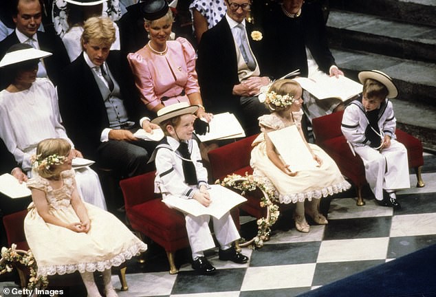 Lần đầu hé lộ clip Nữ hoàng Anh hớt hải chạy theo cháu trai William, khiến người hâm mộ xúc động nhớ về bà của mình - Ảnh 4.