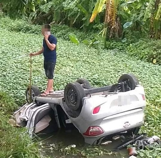 Bắc Ninh: Phát hiện xe taxi lật ngửa dưới mương nước, tài xế tử vong trong xe - Ảnh 1.