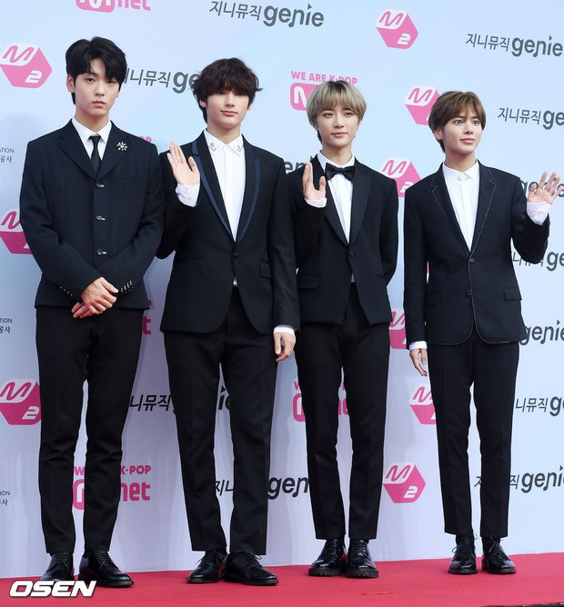 Fanboy cuồng nhiệt của BTS tại MGMA: Đàn anh xuất hiện trên màn hình thôi mà cũng phải... cúi chào nghiêm chỉnh! - Ảnh 2.