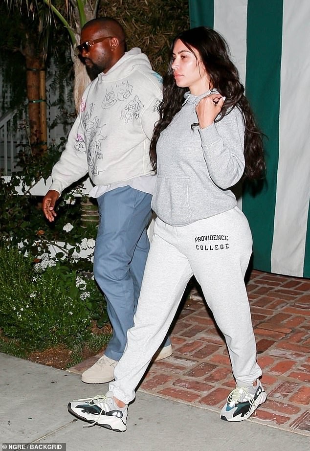 Hiếm lắm thánh phông bạt Kim Kardashian mới để mặt mộc 100% ra đường, có bao nhiêu khuyết điểm khoe ra bằng hết - Ảnh 1.