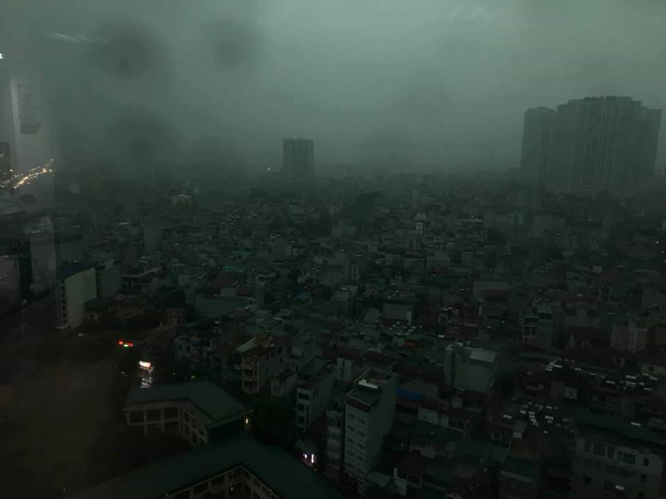 Giữa ban ngày mà Hà Nội bỗng tối đen như mực, người dân phải bật đèn di chuyển trên đường - Ảnh 3. Giữa ban ngày mà Hà Nội bỗng tối đen như mực, người dân phải bật đèn di chuyển trên đường - Ảnh 3.