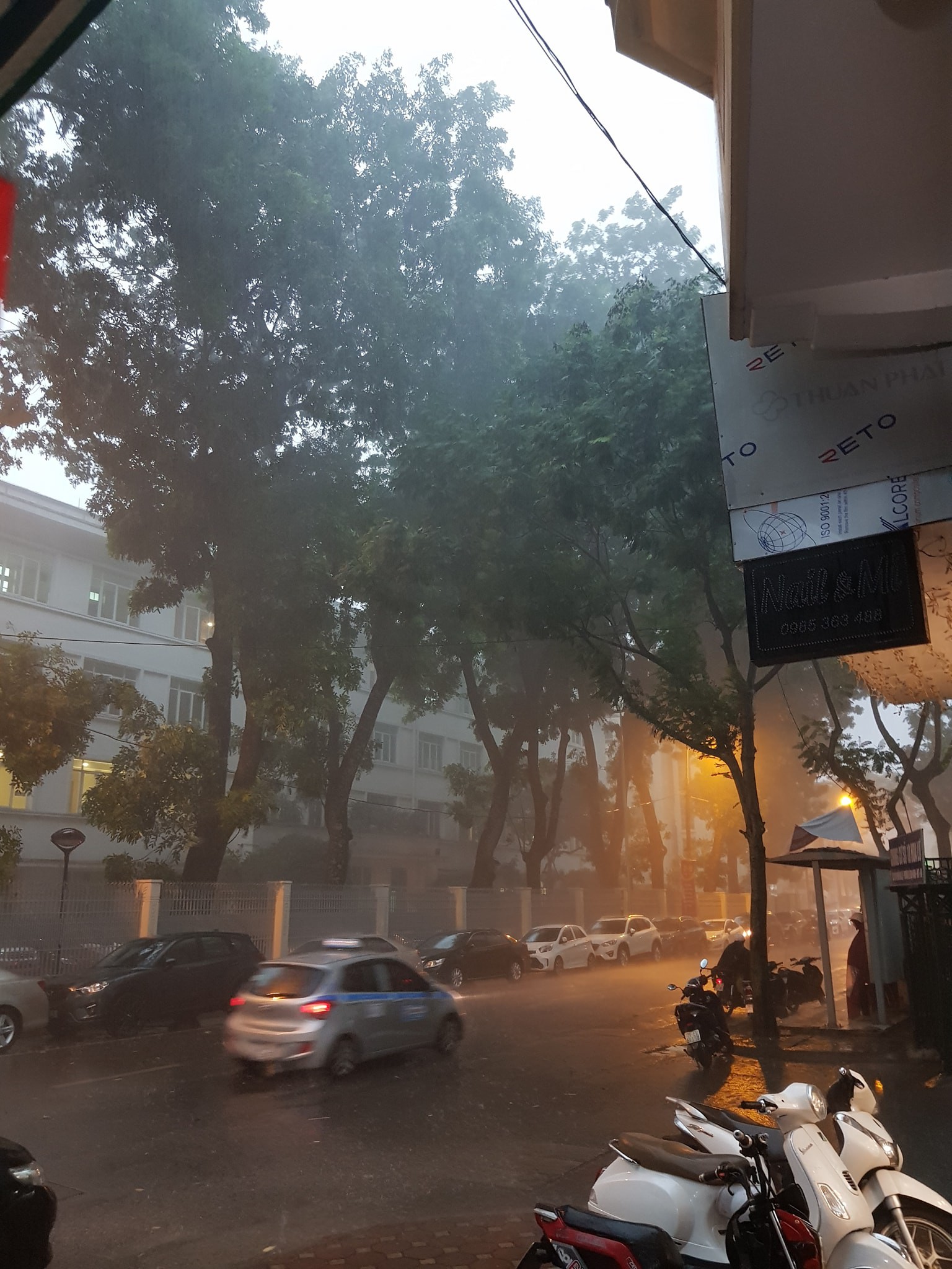 Giữa ban ngày mà Hà Nội bỗng tối đen như mực, người dân phải bật đèn di chuyển trên đường - Ảnh 10. Giữa ban ngày mà Hà Nội bỗng tối đen như mực, người dân phải bật đèn di chuyển trên đường - Ảnh 10.