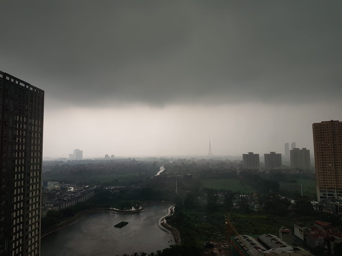 Giữa ban ngày mà Hà Nội bỗng tối đen như mực, người dân phải bật đèn di chuyển trên đường - Ảnh 1. Giữa ban ngày mà Hà Nội bỗng tối đen như mực, người dân phải bật đèn di chuyển trên đường - Ảnh 1.