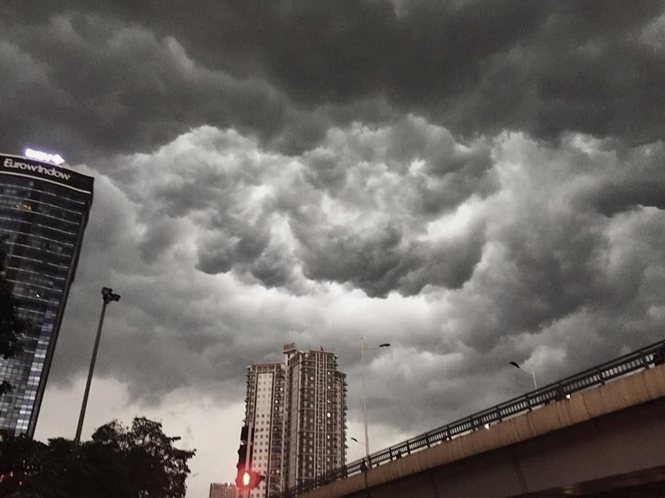 Giữa ban ngày mà Hà Nội bỗng tối đen như mực, người dân phải bật đèn di chuyển trên đường - Ảnh 4. Giữa ban ngày mà Hà Nội bỗng tối đen như mực, người dân phải bật đèn di chuyển trên đường - Ảnh 4.