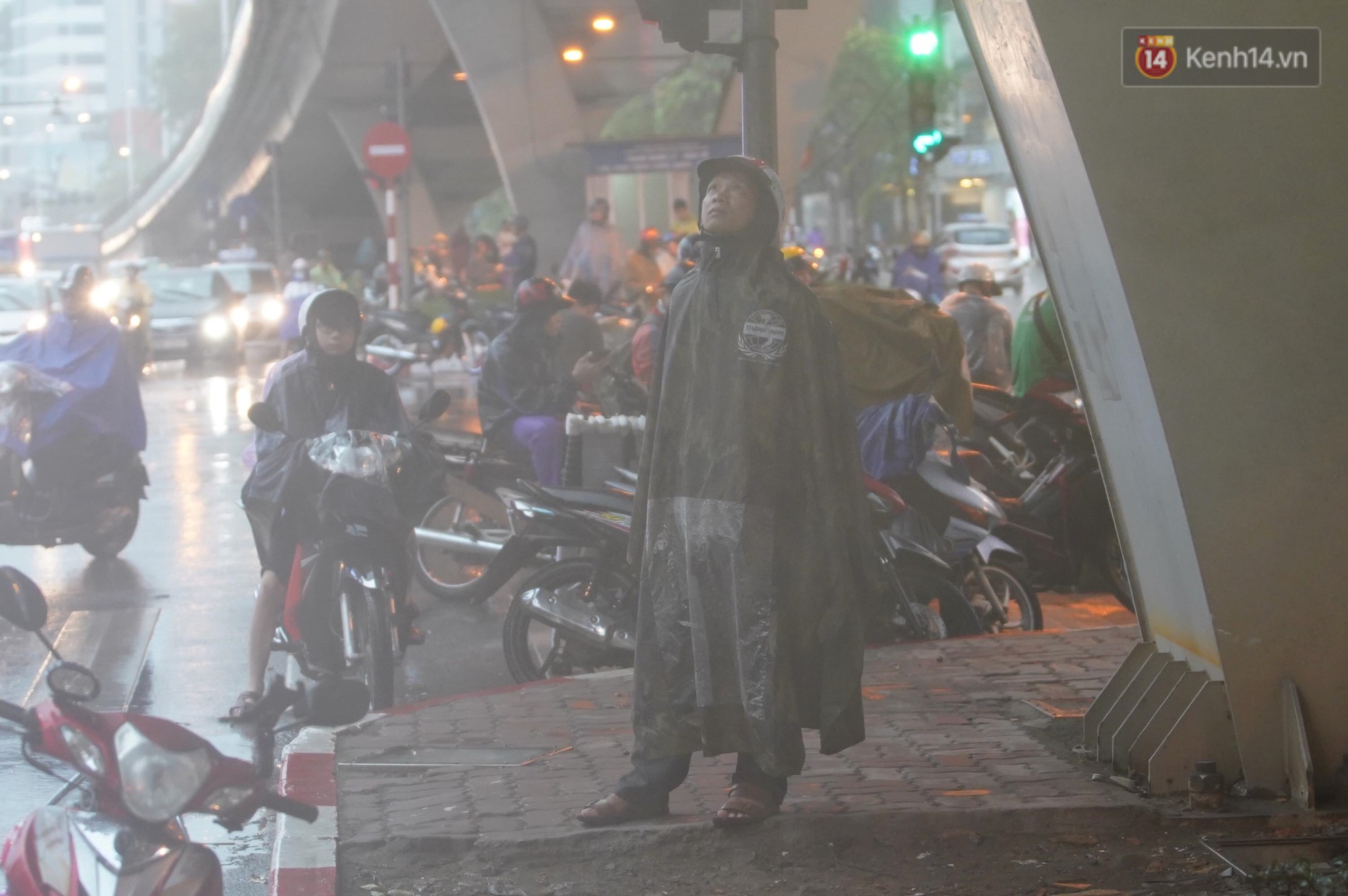 Giữa ban ngày mà Hà Nội bỗng tối đen như mực, người dân phải bật đèn di chuyển trên đường - Ảnh 13. Giữa ban ngày mà Hà Nội bỗng tối đen như mực, người dân phải bật đèn di chuyển trên đường - Ảnh 13.