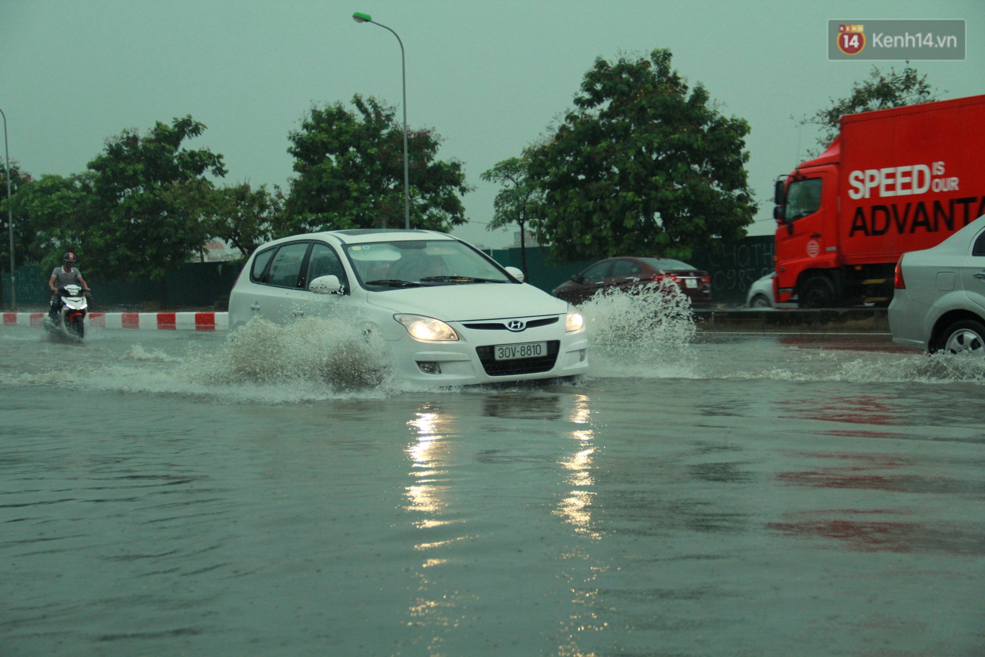 Giữa ban ngày mà Hà Nội bỗng tối đen như mực, người dân phải bật đèn di chuyển trên đường - Ảnh 28. Giữa ban ngày mà Hà Nội bỗng tối đen như mực, người dân phải bật đèn di chuyển trên đường - Ảnh 28.