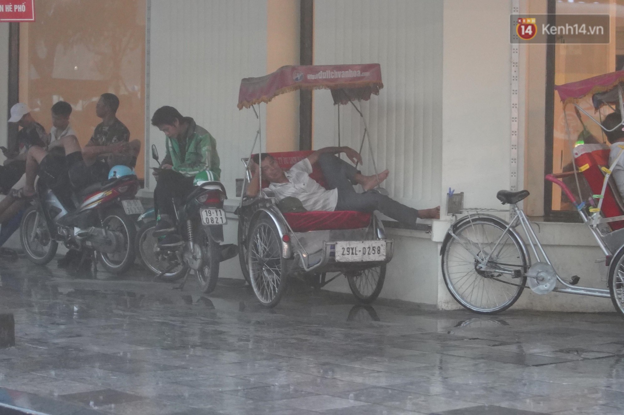 Giữa ban ngày mà Hà Nội bỗng tối đen như mực, người dân phải bật đèn di chuyển trên đường - Ảnh 20. Giữa ban ngày mà Hà Nội bỗng tối đen như mực, người dân phải bật đèn di chuyển trên đường - Ảnh 20.